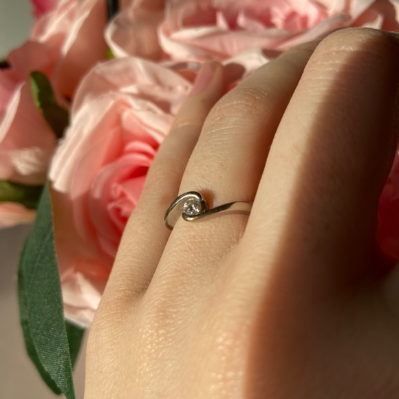 10kt White Gold Twisted Diamond Solitaire Ring - Picture 9 of 9